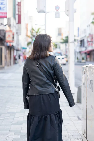 Ung Kvinna Från Okinawa Prefektur Tjugoårsåldern Promenader Runt Kokusai Dori — Stockfoto