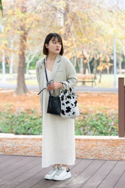 Tayvan 'ın Taipei şehrinde, Shilin Bölgesi' nde büyük bir parkta yürüyüş yapan 20 'li yaşlarında genç bir Tayvanlı kadın.