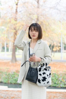 Tayvan 'ın Taipei şehrinde, Shilin Bölgesi' nde büyük bir parkta yürüyüş yapan 20 'li yaşlarında genç bir Tayvanlı kadın.