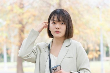 Tayvan 'ın Taipei şehrinde, Shilin Bölgesi' nde büyük bir parkta yürüyüş yapan 20 'li yaşlarında genç bir Tayvanlı kadın.