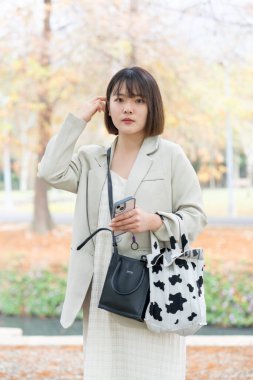 Tayvan 'ın Taipei şehrinde, Shilin Bölgesi' nde büyük bir parkta yürüyüş yapan 20 'li yaşlarında genç bir Tayvanlı kadın.