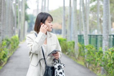 Tayvan 'ın Taipei şehrinde, Shilin Bölgesi' nde büyük bir parkta yürüyüş yapan 20 'li yaşlarında genç bir Tayvanlı kadın.