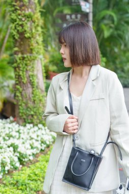 Tayvan 'ın Taipei şehrinde, Shilin Bölgesi' nde büyük bir parkta yürüyüş yapan 20 'li yaşlarında genç bir Tayvanlı kadın.