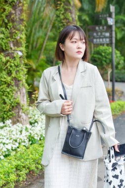 Tayvan 'ın Taipei şehrinde, Shilin Bölgesi' nde büyük bir parkta yürüyüş yapan 20 'li yaşlarında genç bir Tayvanlı kadın.