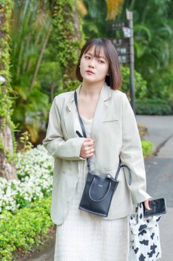 Tayvan 'ın Taipei şehrinde, Shilin Bölgesi' nde büyük bir parkta yürüyüş yapan 20 'li yaşlarında genç bir Tayvanlı kadın.