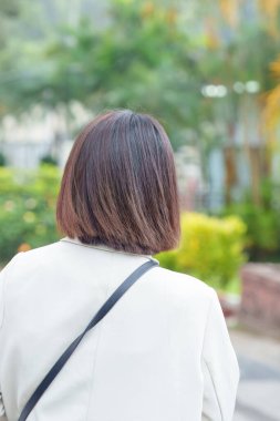 Tayvan 'ın Taipei şehrinde, Shilin Bölgesi' nde büyük bir parkta yürüyüş yapan 20 'li yaşlarında genç bir Tayvanlı kadın.