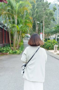 Tayvan 'ın Taipei şehrinde, Shilin Bölgesi' nde büyük bir parkta yürüyüş yapan 20 'li yaşlarında genç bir Tayvanlı kadın.