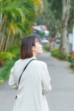 Tayvan 'ın Taipei şehrinde, Shilin Bölgesi' nde büyük bir parkta yürüyüş yapan 20 'li yaşlarında genç bir Tayvanlı kadın.