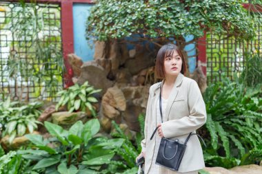 Tayvan 'ın Taipei şehrinde, Shilin Bölgesi' nde büyük bir parkta yürüyüş yapan 20 'li yaşlarında genç bir Tayvanlı kadın.