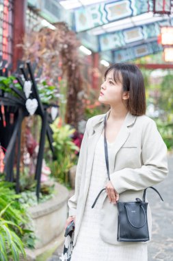 Tayvan 'ın Taipei şehrinde, Shilin Bölgesi' nde büyük bir parkta yürüyüş yapan 20 'li yaşlarında genç bir Tayvanlı kadın.