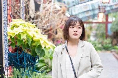 Tayvan 'ın Taipei şehrinde, Shilin Bölgesi' nde büyük bir parkta yürüyüş yapan 20 'li yaşlarında genç bir Tayvanlı kadın.