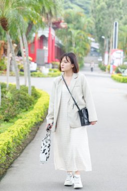 Tayvan 'ın Taipei şehrinde, Shilin Bölgesi' nde büyük bir parkta yürüyüş yapan 20 'li yaşlarında genç bir Tayvanlı kadın.