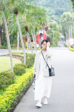 Tayvan 'ın Taipei şehrinde, Shilin Bölgesi' nde büyük bir parkta yürüyüş yapan 20 'li yaşlarında genç bir Tayvanlı kadın.