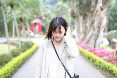 Tayvan 'ın Taipei şehrinde, Shilin Bölgesi' nde büyük bir parkta yürüyüş yapan 20 'li yaşlarında genç bir Tayvanlı kadın.