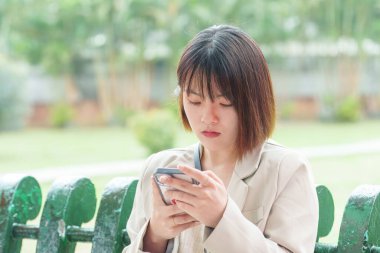 Tayvan 'ın Taipei şehrinde, Shilin Bölgesi' nde büyük bir parkta yürüyüş yapan 20 'li yaşlarında genç bir Tayvanlı kadın.