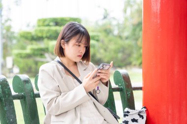 Tayvan 'ın Taipei şehrinde, Shilin Bölgesi' nde büyük bir parkta yürüyüş yapan 20 'li yaşlarında genç bir Tayvanlı kadın.