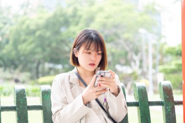 Tayvan 'ın Taipei şehrinde, Shilin Bölgesi' nde büyük bir parkta yürüyüş yapan 20 'li yaşlarında genç bir Tayvanlı kadın.