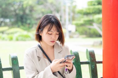 Tayvan 'ın Taipei şehrinde, Shilin Bölgesi' nde büyük bir parkta yürüyüş yapan 20 'li yaşlarında genç bir Tayvanlı kadın.