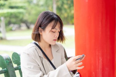 Tayvan 'ın Taipei şehrinde, Shilin Bölgesi' nde büyük bir parkta yürüyüş yapan 20 'li yaşlarında genç bir Tayvanlı kadın.