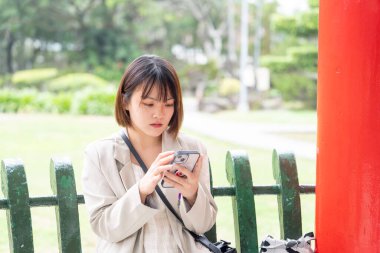 Tayvan 'ın Taipei şehrinde, Shilin Bölgesi' nde büyük bir parkta yürüyüş yapan 20 'li yaşlarında genç bir Tayvanlı kadın.