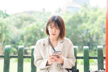 Tayvan 'ın Taipei şehrinde, Shilin Bölgesi' nde büyük bir parkta yürüyüş yapan 20 'li yaşlarında genç bir Tayvanlı kadın.