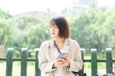 Tayvan 'ın Taipei şehrinde, Shilin Bölgesi' nde büyük bir parkta yürüyüş yapan 20 'li yaşlarında genç bir Tayvanlı kadın.