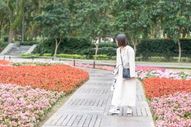 Tayvan 'ın Taipei şehrinde, Shilin Bölgesi' nde büyük bir parkta yürüyüş yapan 20 'li yaşlarında genç bir Tayvanlı kadın.