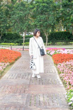 Tayvan 'ın Taipei şehrinde, Shilin Bölgesi' nde büyük bir parkta yürüyüş yapan 20 'li yaşlarında genç bir Tayvanlı kadın.