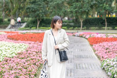 Tayvan 'ın Taipei şehrinde, Shilin Bölgesi' nde büyük bir parkta yürüyüş yapan 20 'li yaşlarında genç bir Tayvanlı kadın.