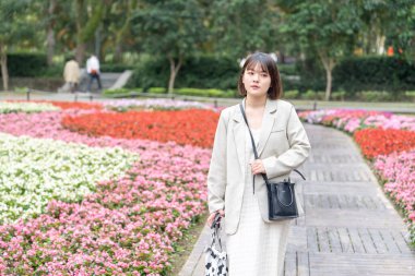 Tayvan 'ın Taipei şehrinde, Shilin Bölgesi' nde büyük bir parkta yürüyüş yapan 20 'li yaşlarında genç bir Tayvanlı kadın.