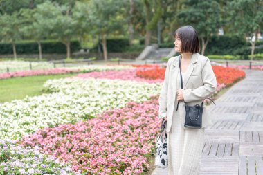 Tayvan 'ın Taipei şehrinde, Shilin Bölgesi' nde büyük bir parkta yürüyüş yapan 20 'li yaşlarında genç bir Tayvanlı kadın.