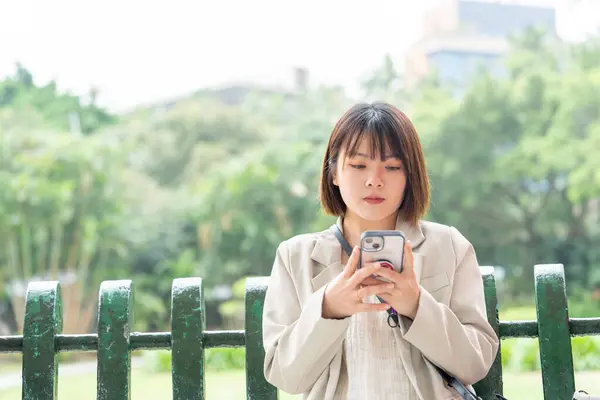 Tayvan 'ın Taipei şehrinde, Shilin Bölgesi' nde büyük bir parkta yürüyüş yapan 20 'li yaşlarında genç bir Tayvanlı kadın.