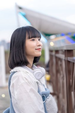 Tayvan 'ın Taipei şehrindeki Shilin semtindeki bir lunaparkta oynayan 20' li yaşlarında genç bir Tayvanlı kadın.