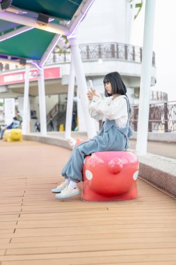 Tayvan 'ın Taipei şehrindeki Shilin semtindeki bir lunaparkta oynayan 20' li yaşlarında genç bir Tayvanlı kadın.