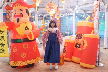 Tayvan 'ın Tayvan şehrindeki Shilin semtindeki bir lunaparkta 20' li yaşlarda genç bir Tayvanlı kadın oynuyor.