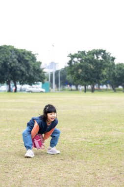 Tayvan 'ın Tayvan şehrindeki Datong Bölgesi' nde büyük bir parkta oynayan küçük bir Tayvanlı kızın çocuğu.