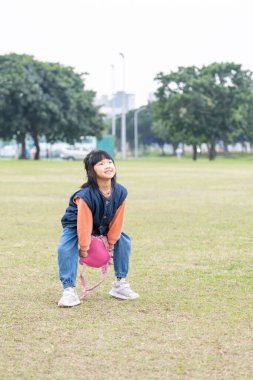 Tayvan 'ın Tayvan şehrindeki Datong Bölgesi' nde büyük bir parkta oynayan küçük bir Tayvanlı kızın çocuğu.