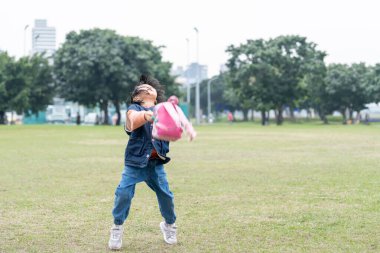 Tayvan 'ın Tayvan şehrindeki Datong Bölgesi' nde büyük bir parkta oynayan küçük bir Tayvanlı kızın çocuğu.