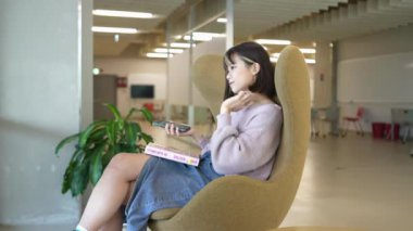 20 yaşındaki Tayvanlı bir kız öğrencinin Wenshan Bölgesi, Taipei Ci 'deki güzel bir üniversitede güzel bir kütüphanede zaman geçirdiği yavaş çekim videosu.