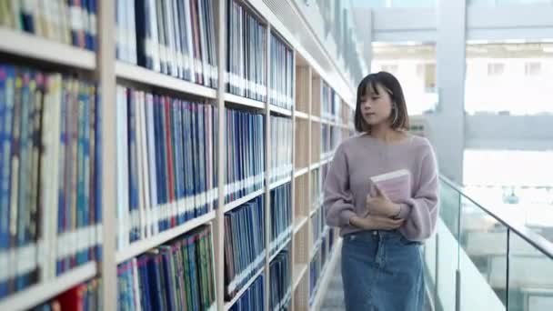 一名20岁的台湾女大学生在台北文山区一所漂亮的图书馆消磨时光的慢镜头 — 图库视频影像