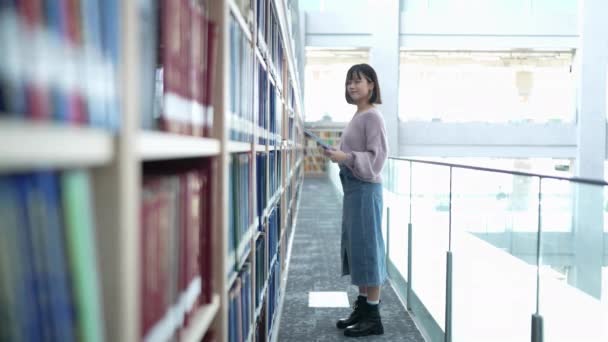 Filmik Letnią Tajwańską Studentką Spędzającą Czas Pięknej Bibliotece Uniwersytecie Dzielnicy — Wideo stockowe