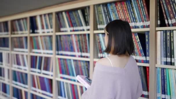 Медленное Видео Летней Студентки Тайваньского Колледжа Проводящей Время Красивой Библиотеке — стоковое видео