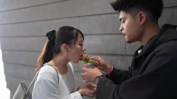 Spowolniony Film Japońskiej Pary Jedzącej Smażone Tajwańskie Jedzenie Ulicy — Wideo stockowe