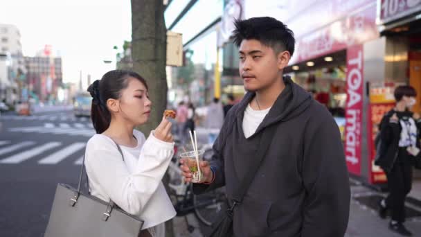 一对日本夫妇吃油炸台湾街头食品的慢镜头 — 图库视频影像