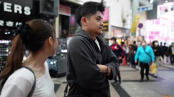 愛知県名古屋市の大阪ショッピングストリートで20代の若いカップル — ストック動画