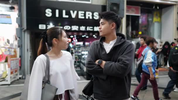 Ein Junges Paar Die Der Einkaufsstraße Osu Der Stadt Nagoya — Stockvideo