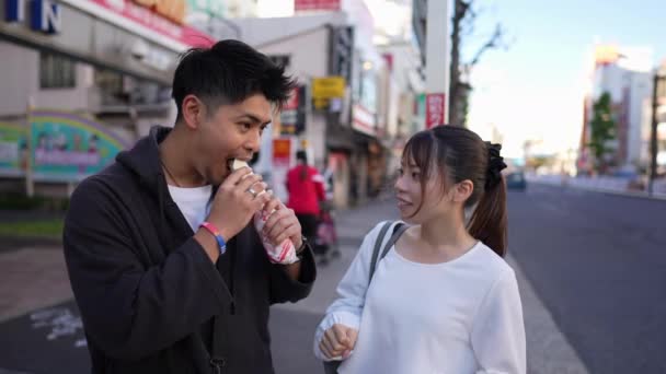 Jovem Casal Japonês Casa Dos Anos Comendo Kebabs Nagoya City — Vídeo de Stock