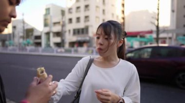 20 'li yaşlarında genç bir Japon çift Nagoya City, Aichi' de kebap yiyorlar.