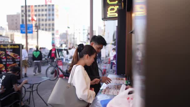 Una Giovane Coppia Giapponese Sulla Ventina Mangia Kebab Nagoya City — Video Stock