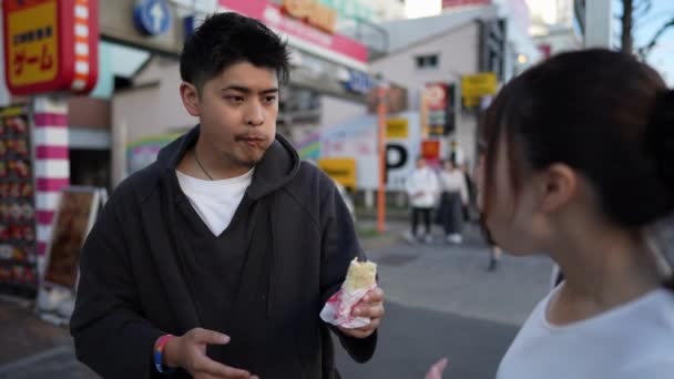 Młoda Japońska Para Dwudziestce Jedząca Kebaby Nagoya City Prefekturze Aichi — Wideo stockowe